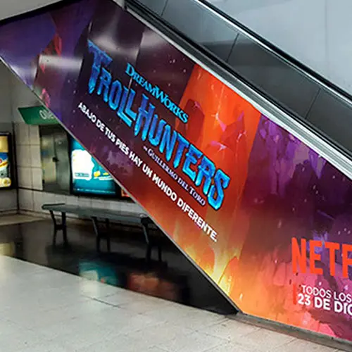 Anuncio en Escaleras de Troll Hunters Dreamworks, Netflix